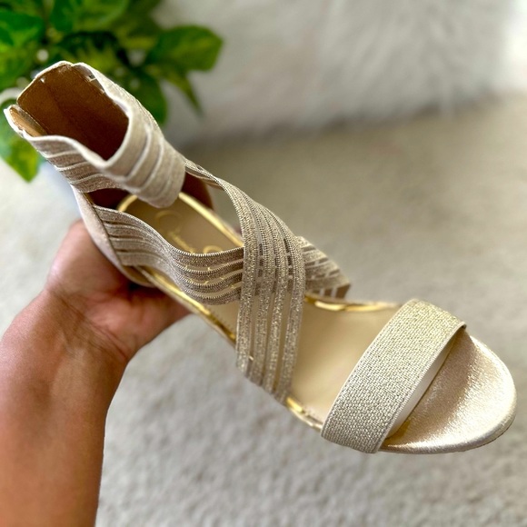 Jessica Simpson Champagne Gold Metallic Jivero Sandal 8.5M - Picture 6 of 9